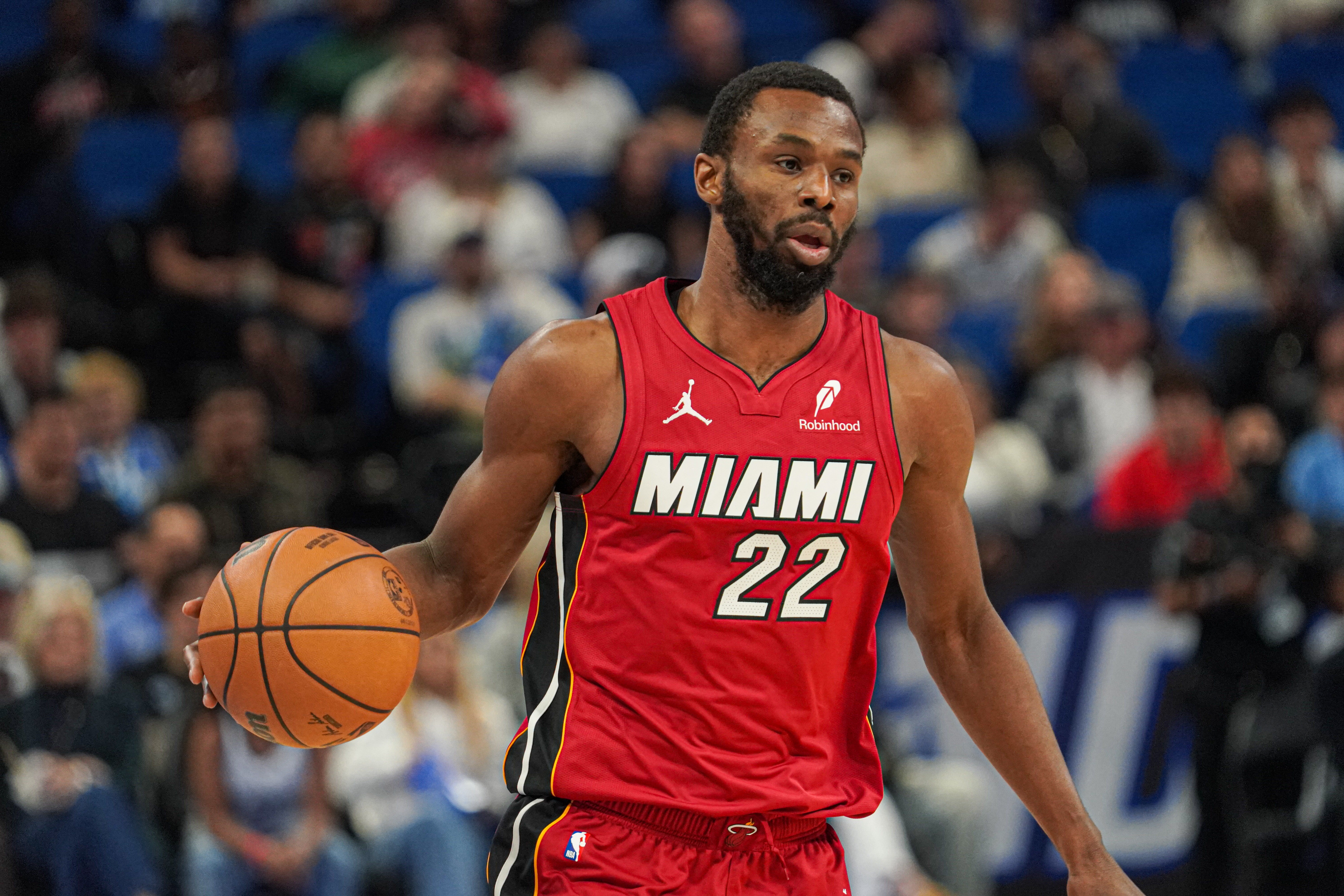 开云体育官网-攻防建功！维金斯掏球后迅速反击 接希罗击地助攻飞身扣篮