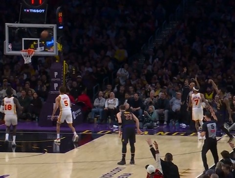 开云体育-暂停后8-0稳住！东契奇助攻詹姆斯&amp;斯玛特三分 自己抛投2+0！