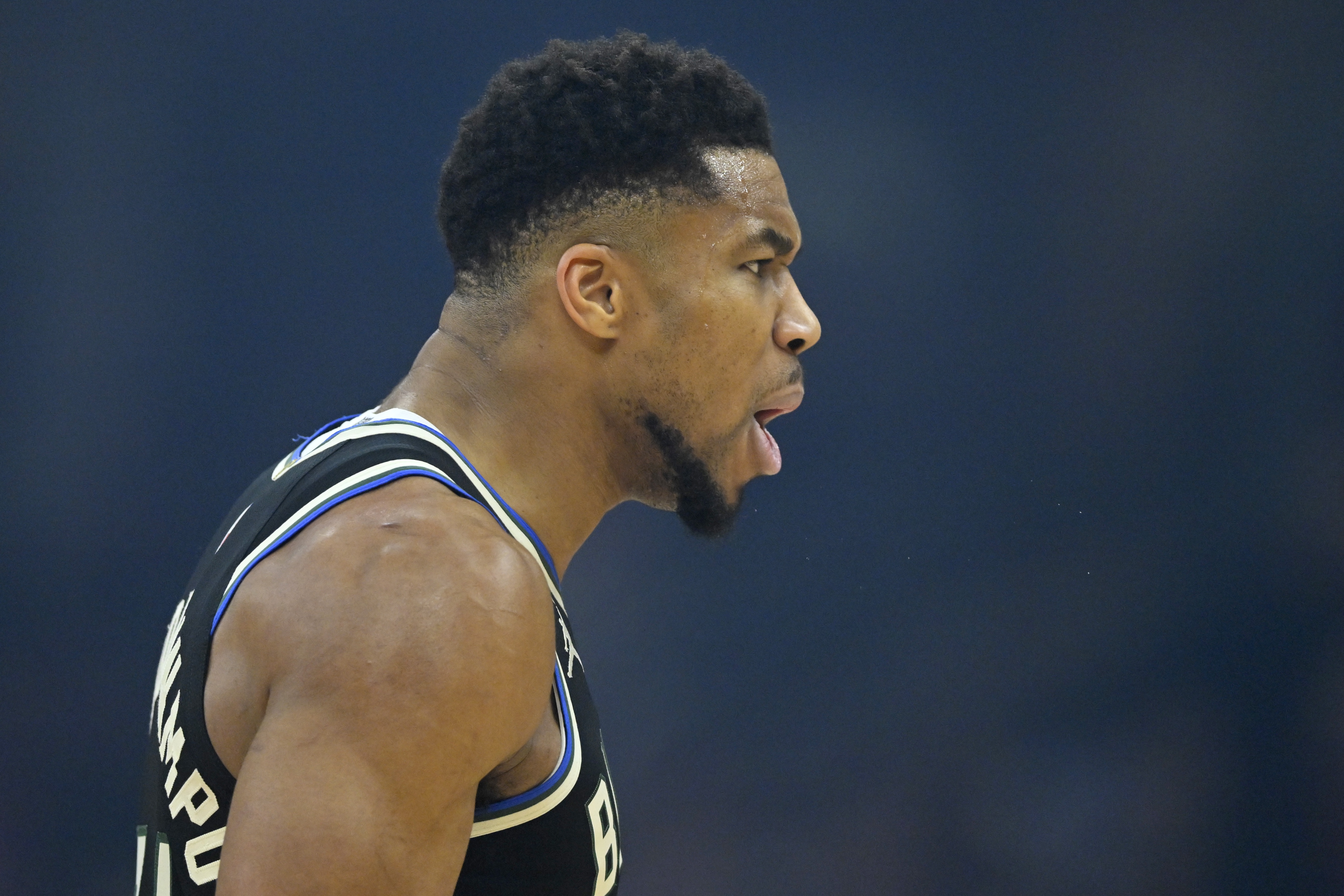 开云体育app-仍然是怪兽！字母哥持球推进直接杀篮下 隔着两人完成炸扣