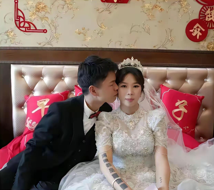 开云体育-新婚女子手臂成亮点，“满眼都是xxx”，难道新郎一点都不在乎？